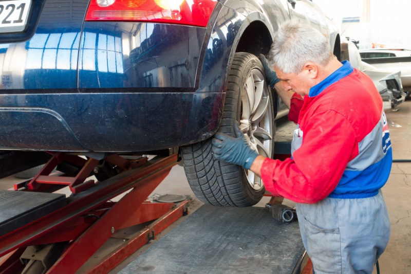 vitrine-CONTES-min_auto_repair_repair_lift_auto_mechanic_work_clothes_master_professional_man_of_the_fold-685629