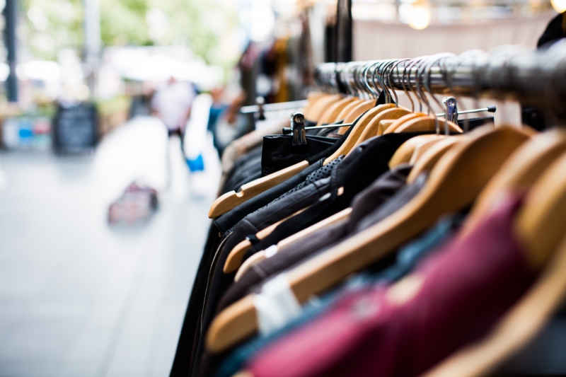 vitrine-CONTES-min_blur_close_up_focus_hanger_jacket_market_people_rack-1176303