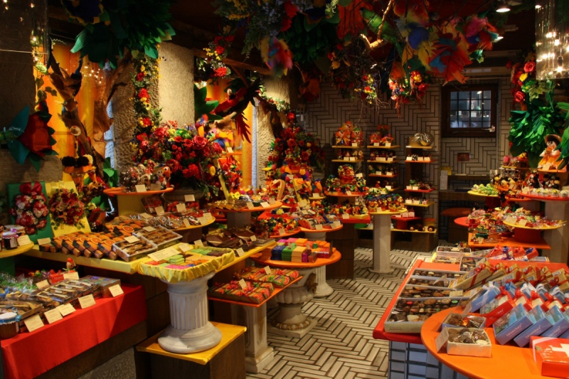 vitrine-CONTES-min_candy_store_chocolate_shop_chocolate_switzerland-393515