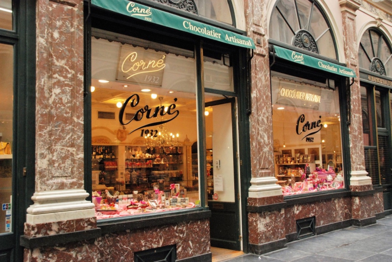 vitrine-CONTES-min_chocolate_chocolaterie_shop_luxury_chic_gallery_brussels_belgium-558146