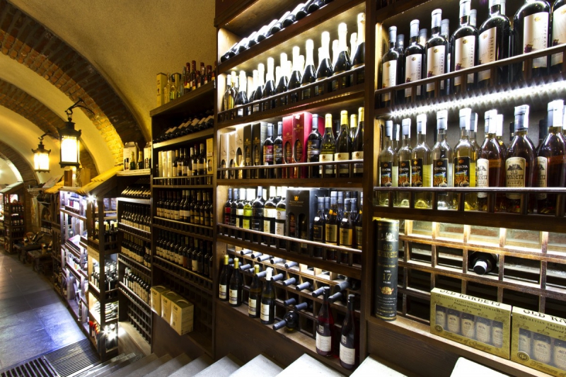 vitrine-CONTES-min_world_street_travel_shop_canon_georgia_wine_bottles-429767